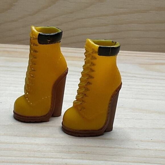 2021 MGA LOL OMG Busy B.B Bb Doll Shoes Heels Yellow Work Boots - Picture 2 of 6